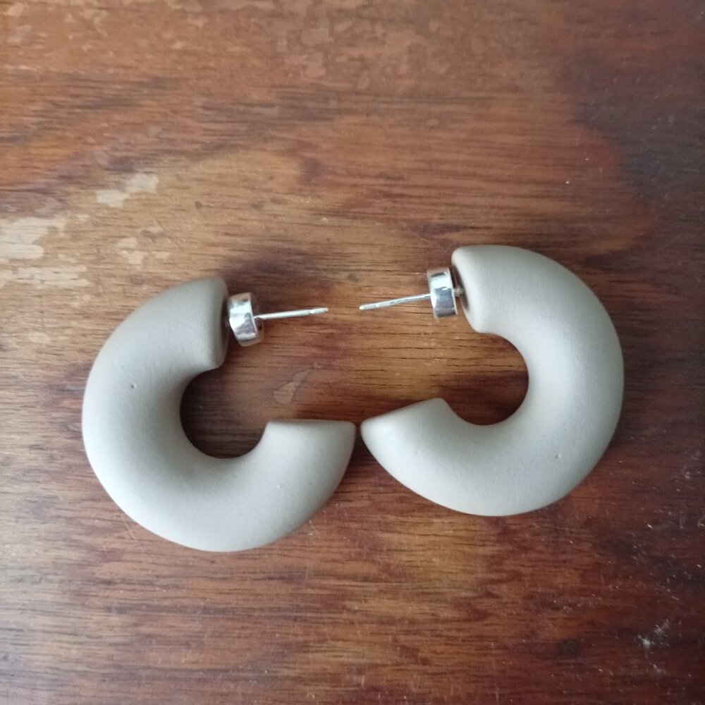 Studio Cult Inflated Hoop Earrings – Putty / Beige – Matte Chunky Statement Hoop